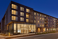 Exterior of the Embassy Suites in Boulder showing picnic tables and a seating area