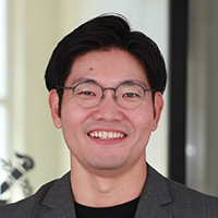 Kisuk Kang